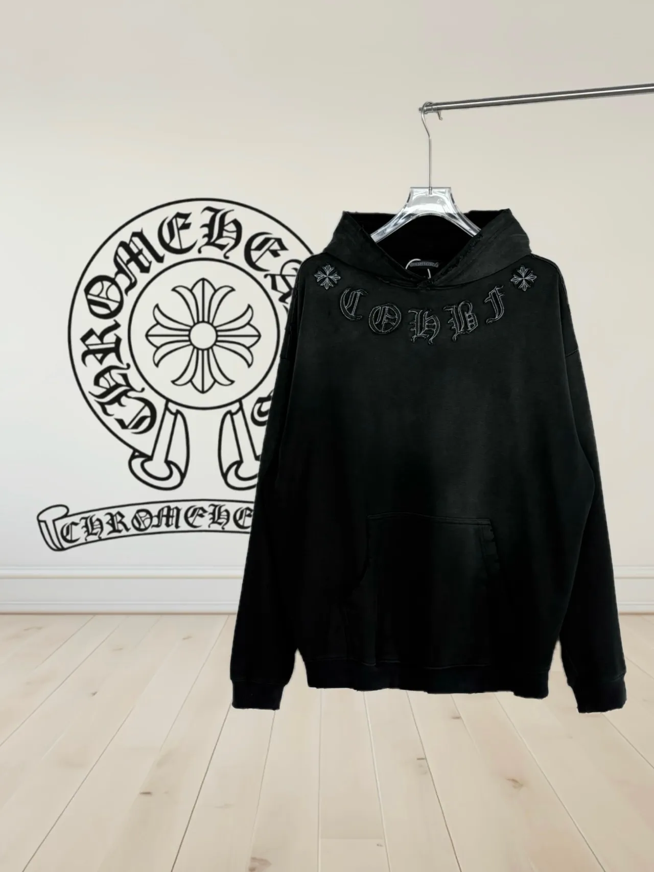 P340 [Higher version] Chrome Hearts*Chrome heart patch embroidered horseshoe logo‼ ️Hooded sweatshirt *Made of 430g pure cotton sweatshirt fabric with double yarns. The fabric is woven with double yarns and twisted together. The strength is 40% higher than that of single yarns, forming a three-dimensional texture similar to the texture of tripe. It not only maintains the moisture absorption and breathability of pure cotton, but also achieves "softness and not collapse" through double yarn thickening. The whole strip of Maliu scanning spray technology uses the washing process to produce a natural fading effect in parts, and the os version has a more lazy and loose feeling. *Laser burnt patch embroidery➕Frayed process: micro-label on the chest patch, large logo horseshoe pattern on the back, heavy laser burnt three-dimensional patch embroidery pattern design, washed and frayed, and the overall garment presents a lazy style. *Whether it is daily outings or sports and fitness, you can show your trendy attitude and become the focus of the street. Same style for men and women 𝐂𝐎𝐋𝐎𝐔𝐑: white, blue, black 𝐒𝐈𝐙𝐄: S-XL